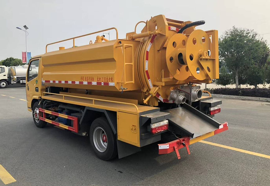 東風(fēng)小多利卡6方清洗吸污車(chē)后方圖