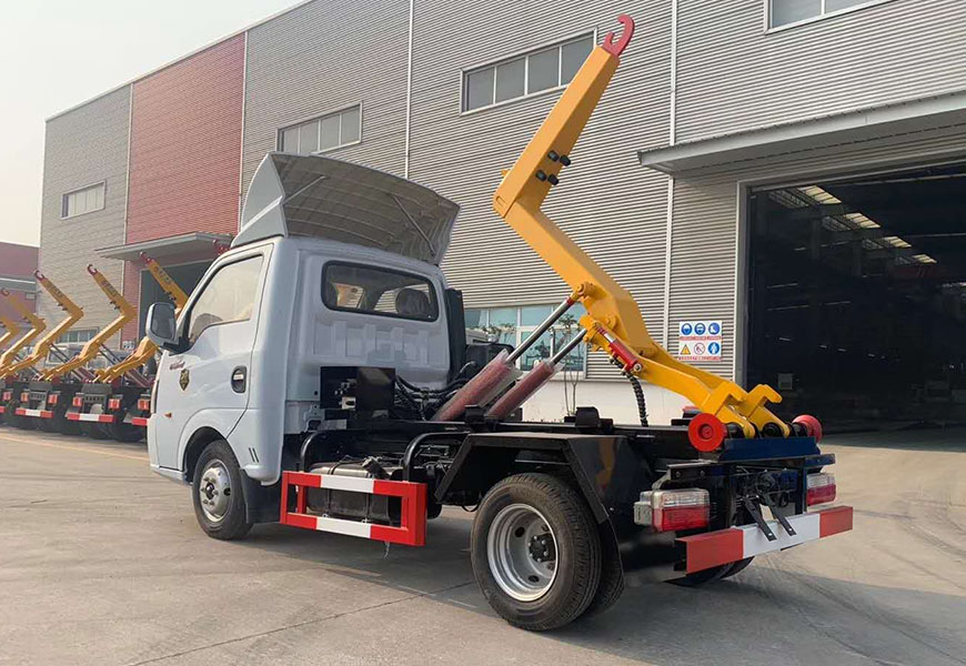 國(guó)六東風(fēng)逸涂勾臂垃圾車后方位圖