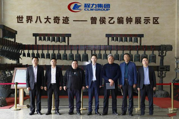 在程力汽車集團總部迎賓大廳,雙方代表觀摩世界八大奇跡編鐘后合影紀念