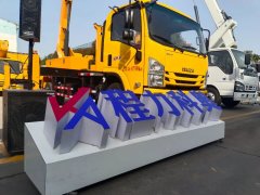 自主研發生產首款智能化4.5萬伏絕緣高空作業車